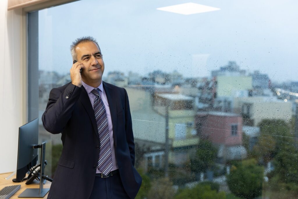 Κωνσταντίνος Βάλβης στο τηλέφωνο, P&A Consulting
